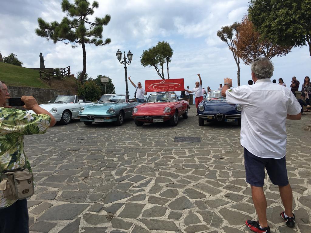 Alfa Romeo Duetto Club Italia zu Gast am Castello dell’Abate in Castellabate