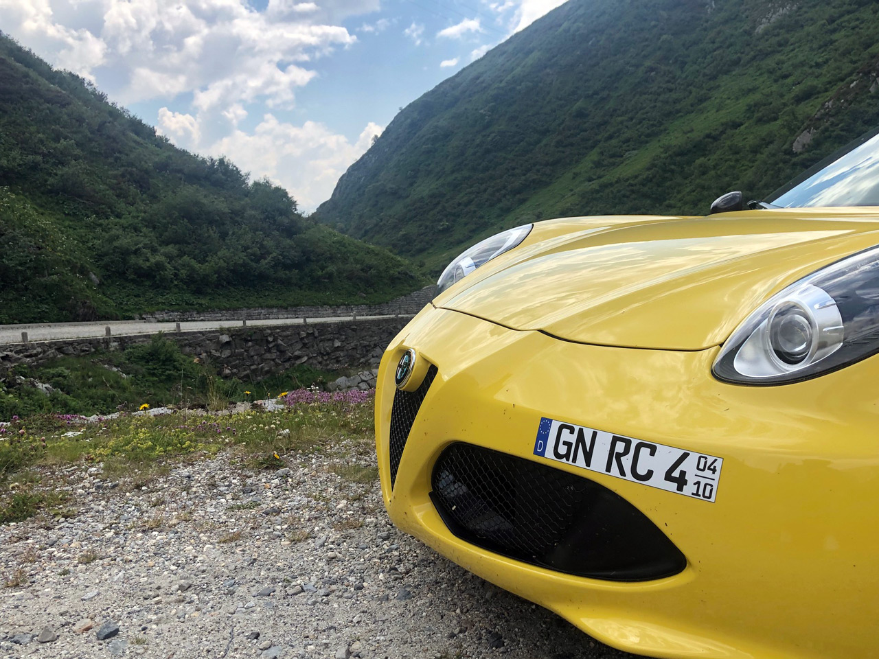 Mit dem Alfa Romeo 4C über Kopfsteinpflaster entlang auf dem alten Gotthardpass („Passo del San Gottardo“)